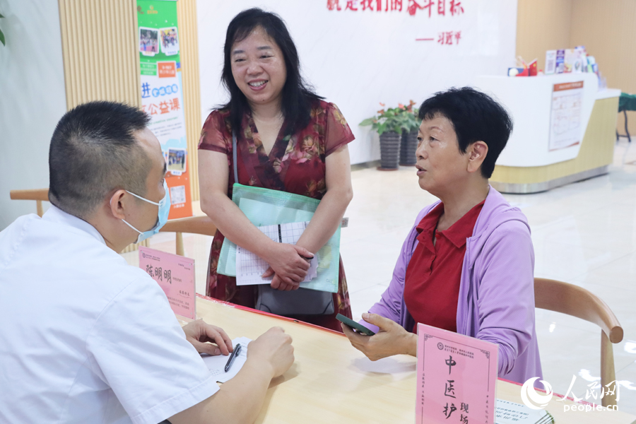 鼓楼区华大街道屏山社区在开展义诊。 人民网记者 刘卿摄